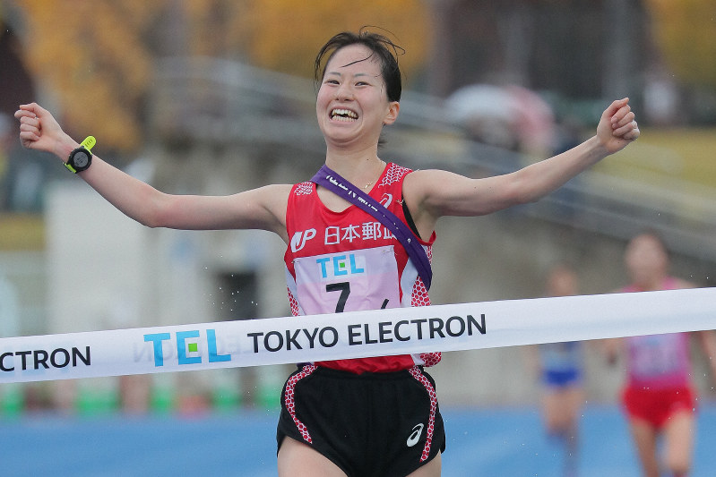 1位でフィニッシュする日本郵政グループの宇都宮恵理=弘進ゴムアスリートパーク仙台で2019年11月24日、和田大典撮影
