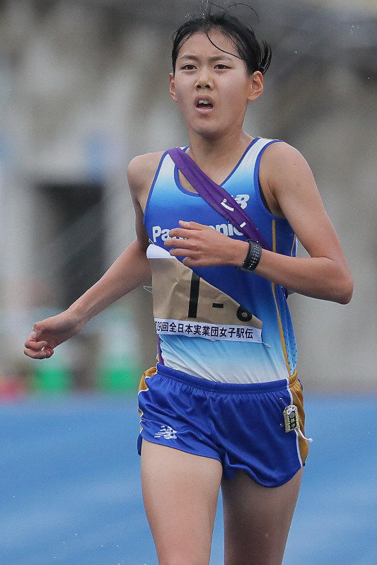 3位でフィニッシュするパナソニックの中村優希=弘進ゴムアスリートパーク仙台で2019年11月24日、和田大典撮影