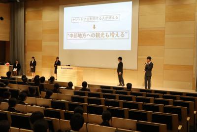 セントレアにある事業所の魅力などについて発表する学生