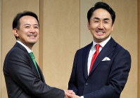 経営統合を発表したZホールディングスの川辺社長（左）とLINEの出沢社長