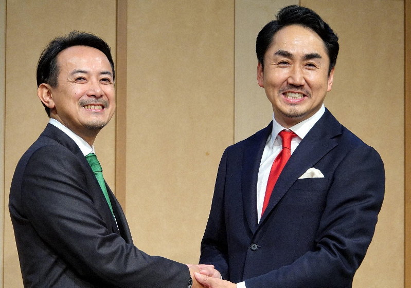 経営統合を発表したZホールディングスの川辺社長(左)とLINEの出沢社長