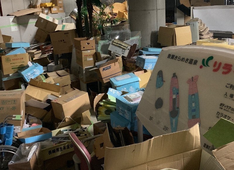 前事業者の経営資料が山積みされたままの倉庫。過去の経営の粉飾疑惑が浮上する中、現事業者が整理を続けている=福井県敦賀市のリラ・ポートで、高橋一隆撮影