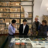 エルバ島の公文書館を訪ねた加藤准教授（左）＝１０月、加藤さん提供