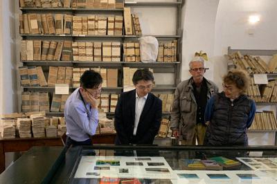エルバ島の公文書館を訪ねた加藤准教授（左）＝１０月、加藤さん提供