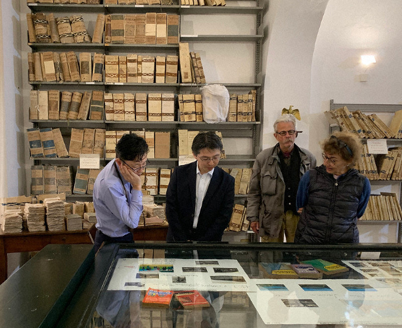 エルバ島の公文書館を訪ねた加藤准教授(左)=10月、加藤さん提供