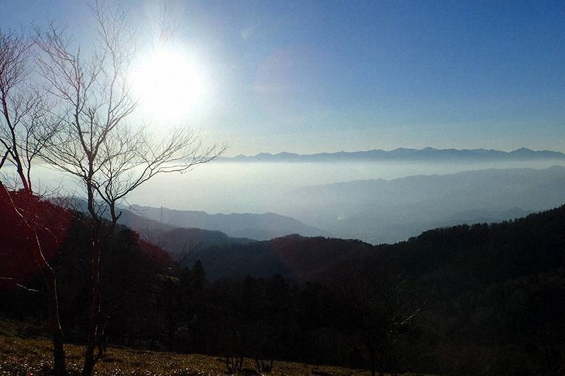 冬の晴れた日の眺望が格別だ。遠くの一連の山並みが南アルプス=筆者撮影