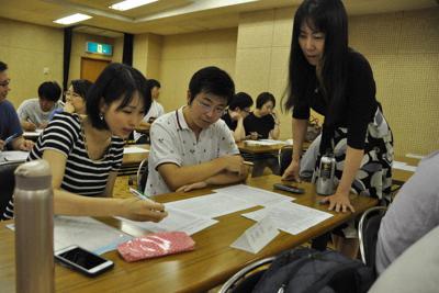 講師の桜井雅美さん（右）からアドバイスを受けながら、将来について話し合う若い夫婦たち＝愛知県東海市で７月、加藤沙波撮影