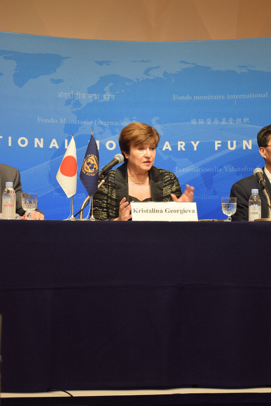 記者会見する国際通貨基金(IMF)のゲオルギエワ専務理事=東京都千代田区で2019年11月25日、清水憲司撮影