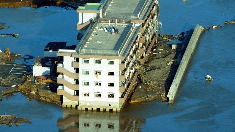 東日本大震災で、海水に覆われたマンションの屋上で救助を待つ人たち=宮城県南三陸町で2011年3月12日午後4時28分、本社機から貝塚太一撮影