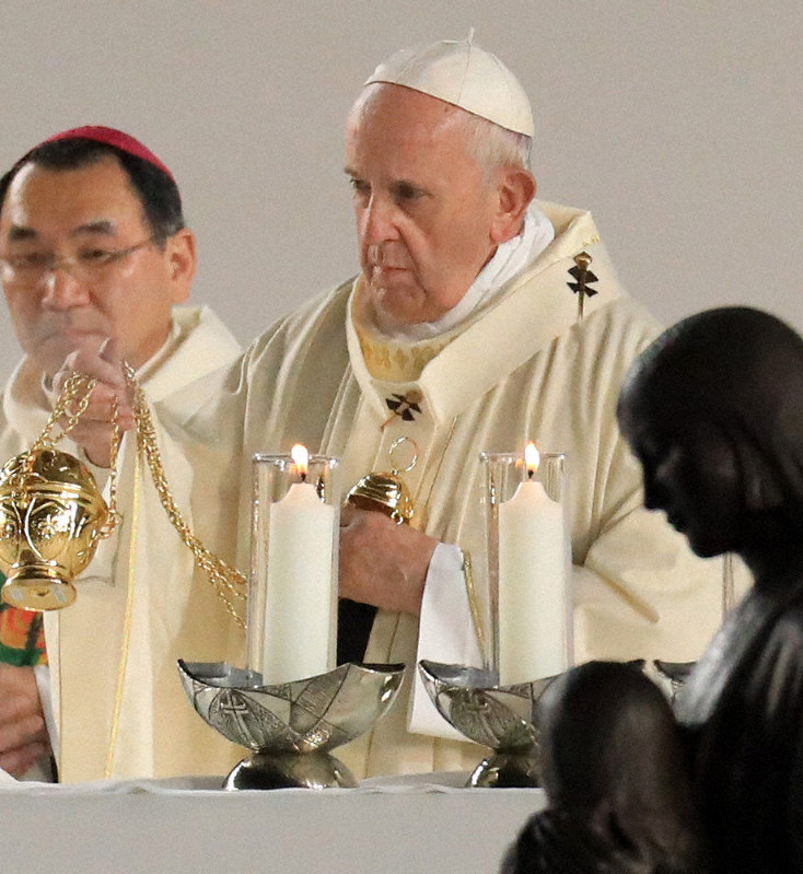 ミサに臨むフランシスコ・ローマ教皇=東京ドームで扠日午後4時10分、梅村直承撮影