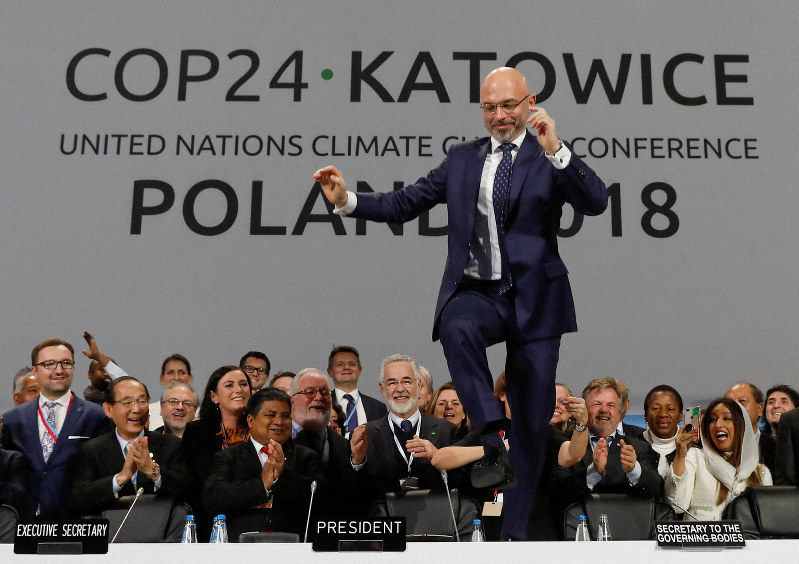 パリ協定の実施指針採択を祝うCOP24議長のクリティカ・ポーランド副環境相=ポーランド・カトヴィツェで2018年12月15日、ロイター