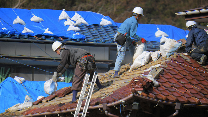 台風で被災した住宅で屋根を修復する人たち=千葉県鋸南町で2019年11月13日、手塚耕一郎撮影