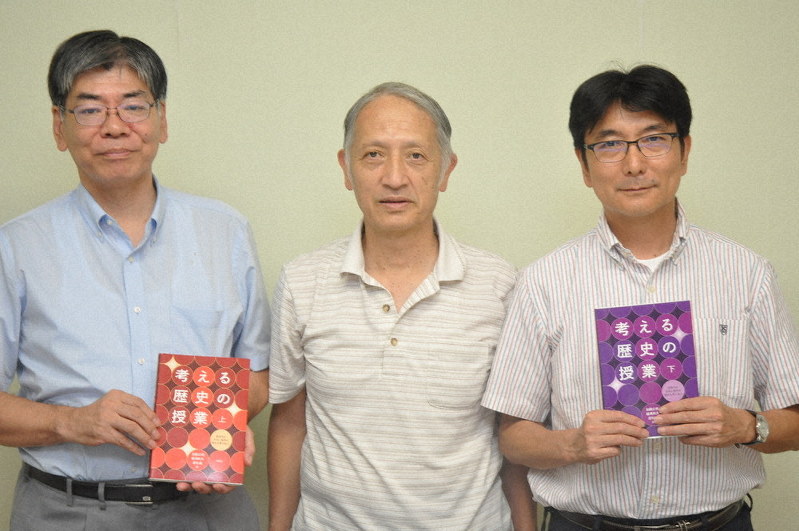 「考える歴史の授業」を編集した(左から)若杉教諭、加藤客員教授、楳澤特任教諭=千葉市稲毛区で