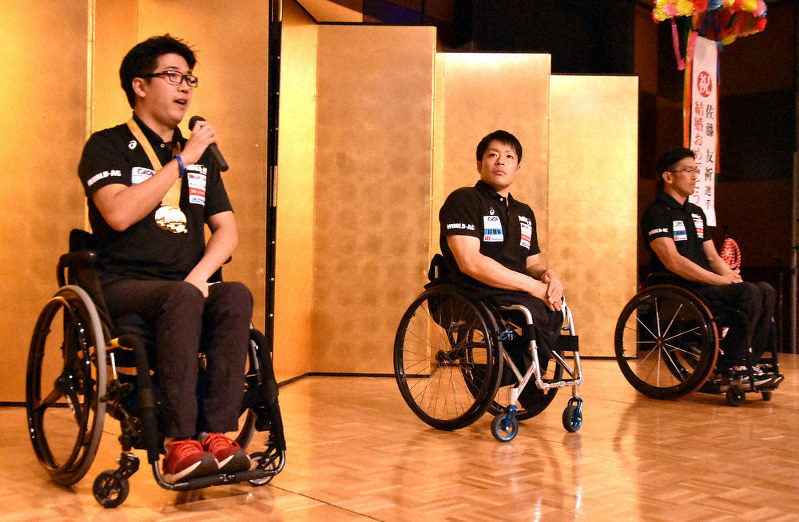 東京パラリンピックへの抱負を語る佐藤友祈選手(左)=岡山市北区で、益川量平撮影