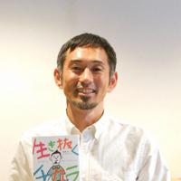 新刊「生き抜くチカラ」を手にする為末大さん=2019年11月7日午後0時14分、東京都渋谷区で山寺香撮影