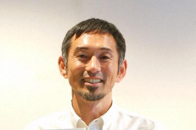 新刊「生き抜くチカラ」を手にする為末大さん＝２０１９年１１月７日午後０時１４分、東京都渋谷区で山寺香撮影