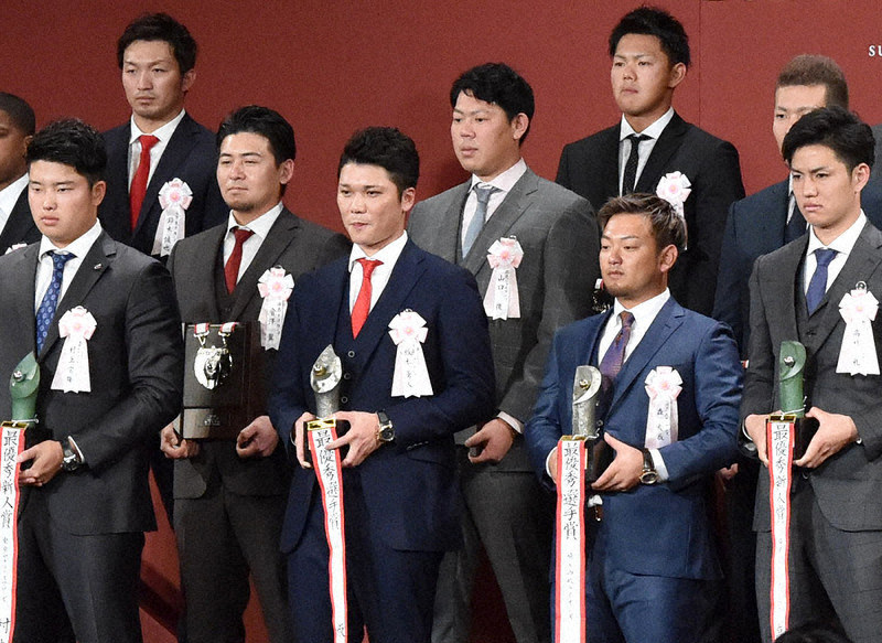プロ野球年間表彰 ｍｖｐ パ 西武 森友哉 セ 巨人 坂本勇人 毎日新聞