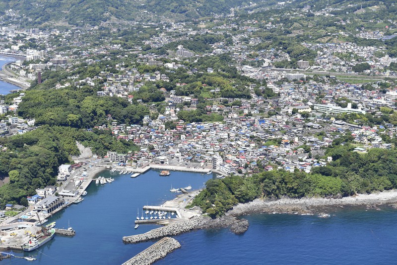神奈川県真鶴町真鶴(中央)付近=2019年6月17日、本社ヘリから