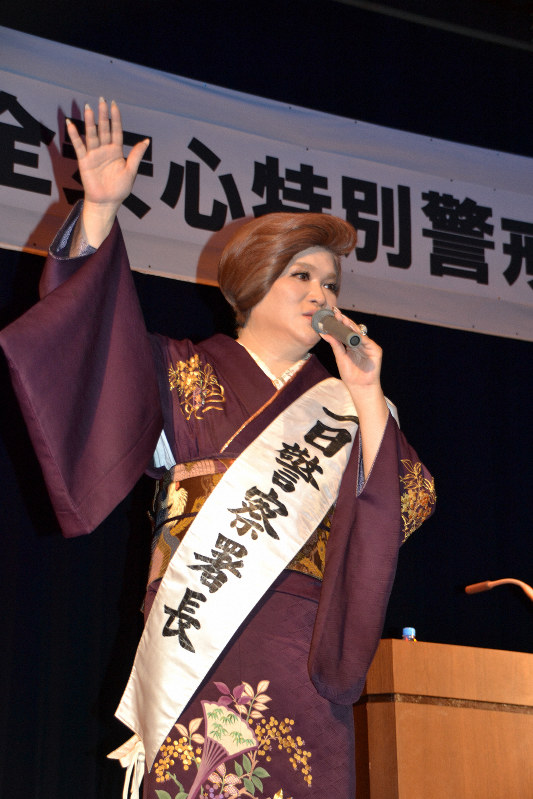 防犯の心得として「隣近所のコミュニケーションがあれば、防げるものがたくさんある」などと語るIKKOさん=福岡県田川市で、峰下喜之撮影