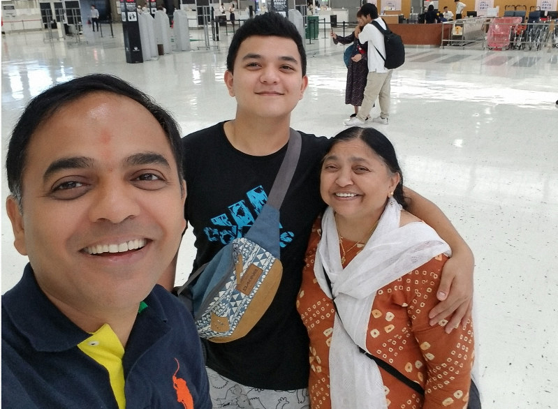 一人息子の陳明さん(中央)が英国の留学先に戻る日、成田空港に見送りにきたよぎさんと母レカさん=2019年9月2日、よぎさん提供