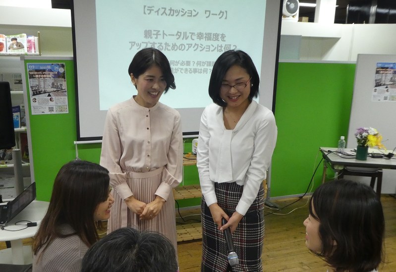 毎日メディアカフェイベントの「『定時で帰ります』が守る子供の心と体〜親子の幸福論〜」で、参加者と語り合う可知さん(左)と天野さん