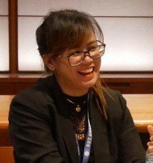 笑顔でレッスンを行う講師のシェーンさん