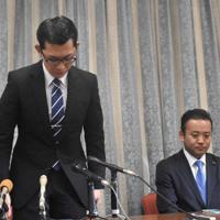 提訴を断念し、謝罪する松倉史朋氏（左）＝盛岡市中央通３で