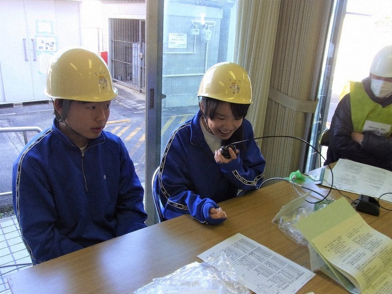 災害対策本部でトランシーバーを使って、災害現場の情報収集をする生徒=三重県四日市市立内部中学校提供