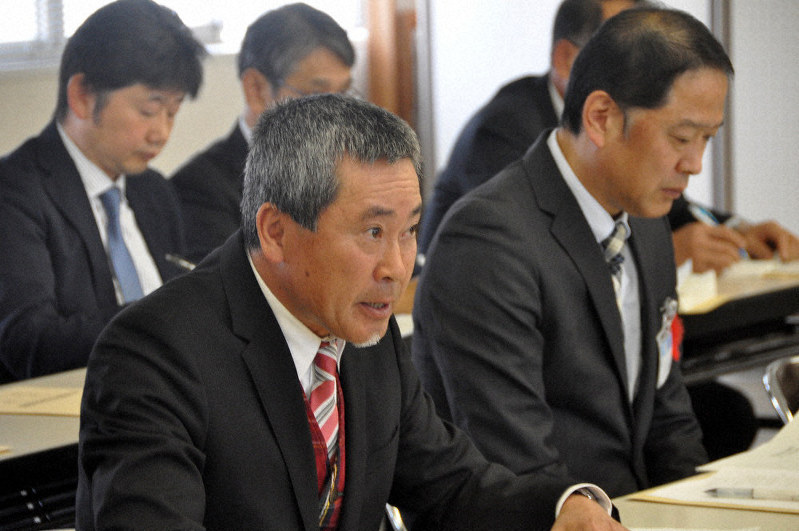 「米軍は訓練で住民に不安を与えないほしい」と訴える山下英明会長(左)=京丹後市峰山町で、塩田敏夫撮影