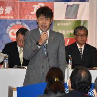 あいさつする新居栄治会長＝徳島市一番町の阿波観光ホテルで、菅健吾撮影