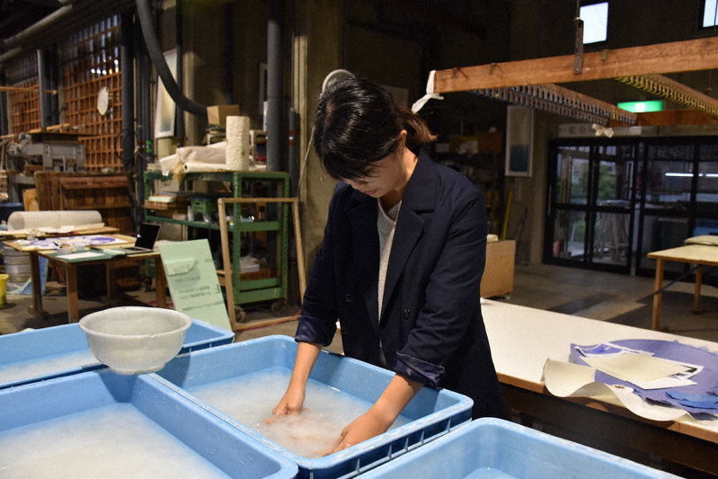 四国見聞録:阿波和紙伝統産業会館 徳島県吉野川市 歴史1300年の和紙作り 良質の水が支えた技を体験 /四国 毎日新聞 四国見聞録:阿波和紙伝統産業会館 徳島県吉野川市 歴史1300年の和紙作り 良質の水が支えた技を体験 /四国 毎日新聞