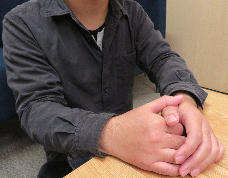 オンラインゲームに没頭した男性。昼夜逆転生活で不眠になり、大学も中退した=奈良県大和高田市で2019年11月14日午前10時50分、梅田啓祐撮影