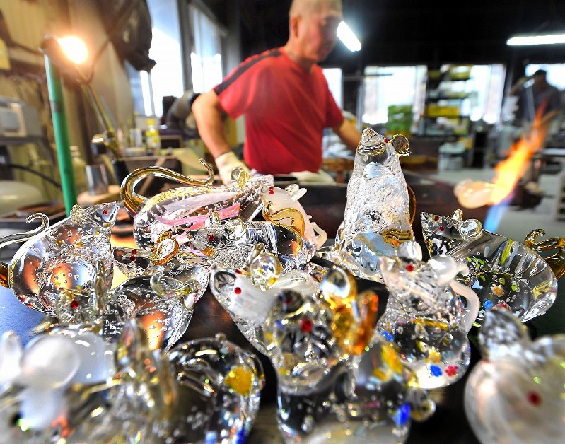 透明感と色彩美しく キラキラ子年のガラス細工 [写真特集1/8] | 毎日新聞