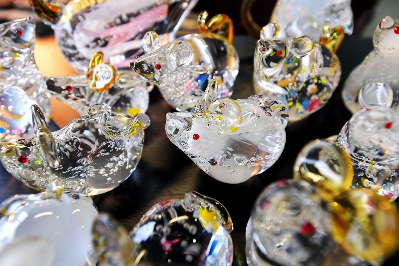 透明感と色彩美しく キラキラ子年のガラス細工 [写真特集1/8] | 毎日新聞