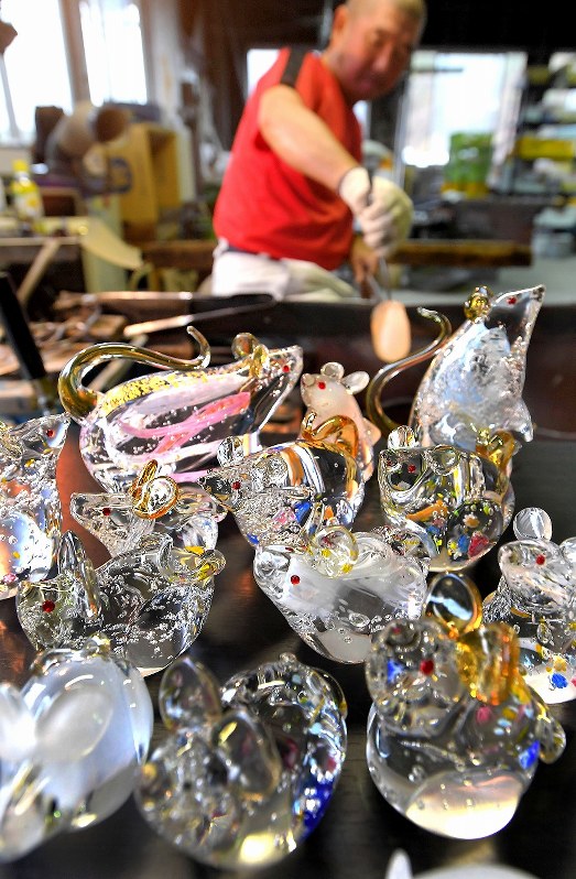 透明感と色彩美しく キラキラ子年のガラス細工 [写真特集1/8] | 毎日新聞