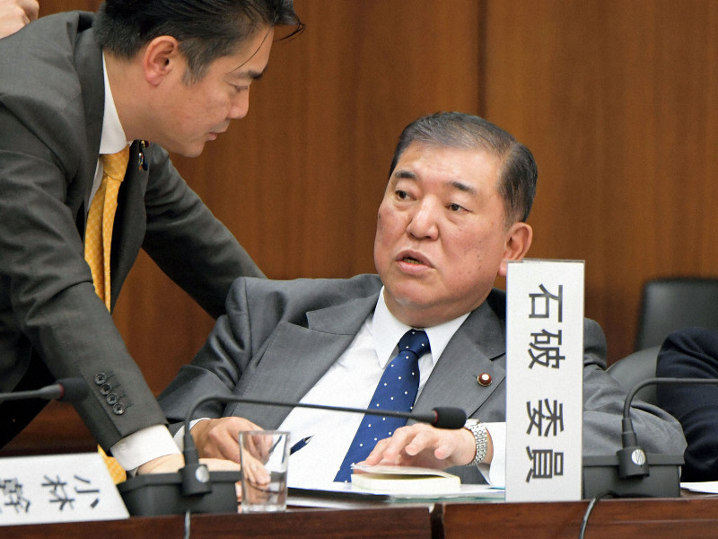衆院憲法審査会の閉会後、不満をあらわにする石破茂元自民党幹事長(右)=国会内で2019年11月28日午前11時10分、川田雅浩撮影
