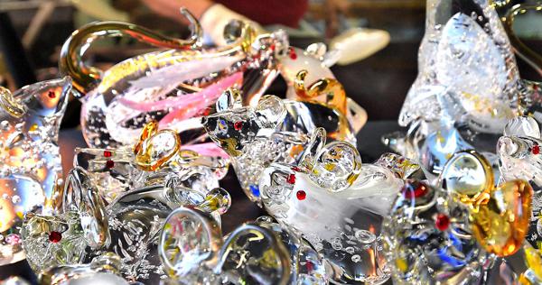 きらきらと彩られる夢のくる年 ガラス工房で子年のガラス細工作り進む