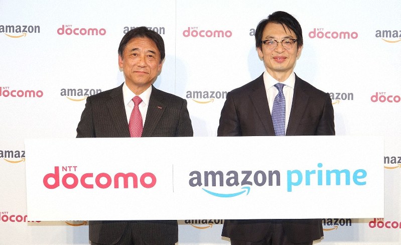 NTTドコモの吉沢社長(左)とアマゾンジャパンのジャスパー・チャン社長