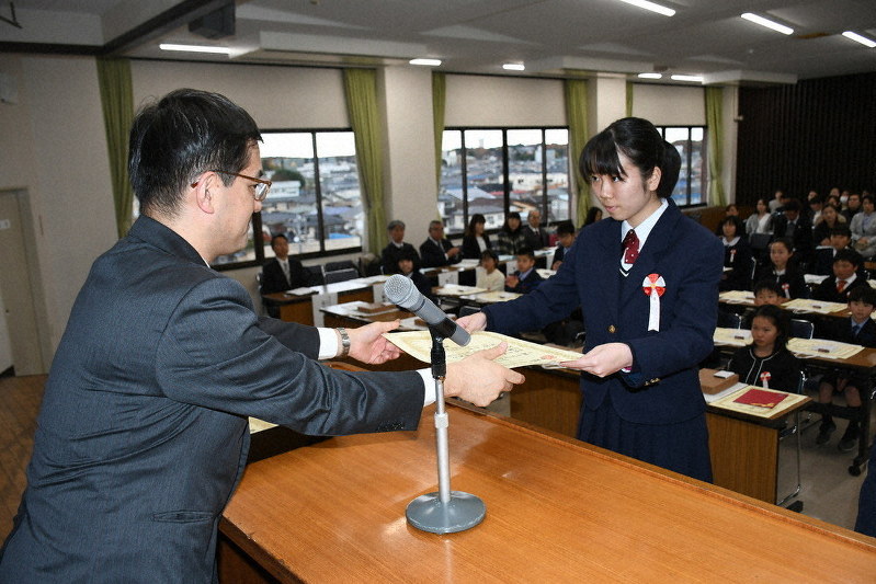 毎日新聞宇都宮支局の上鵜瀬浄支局長(左)から賞状を受け取る優秀賞の石川愛実さん=宇都宮市駒生1の県教育会館で