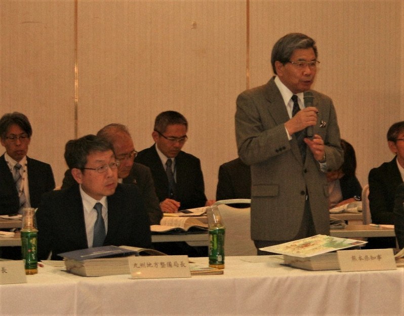 球磨川治水対策協議会の冒頭で発言する蒲島・熊本県知事(右)。左隣は村山・九州地方整備局長