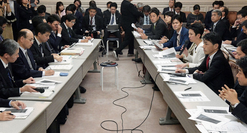 安倍晋三首相主催の「桜を見る会」を巡る問題の野党追及本部ヒアリングで内閣府などの担当者たち(左列)に質問する議員たち(右列)=国会内で28日午後4時5分、川田雅浩撮影