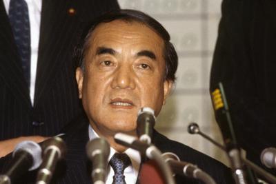 自民党総裁選予備選開票後、新総裁就任が決まり記者会見をする中曽根康弘行管庁長官＝東京都千代田区平河町の砂防会館で１９８２年１１月２４日、影山日出男撮影