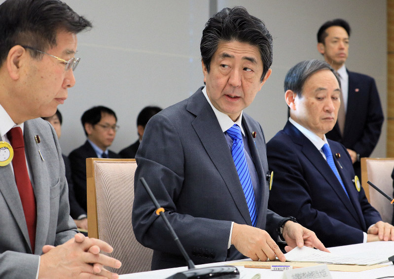 子供の貧困対策会議に臨む安倍晋三首相(中央)=首相官邸で2019年11月29日午前7時49分、梅村直承撮影