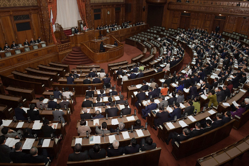 立憲、国民などの野党議員も出席して開かれた参院本会議=国会内で2019年11月29日午後2時41分、川田雅浩撮影