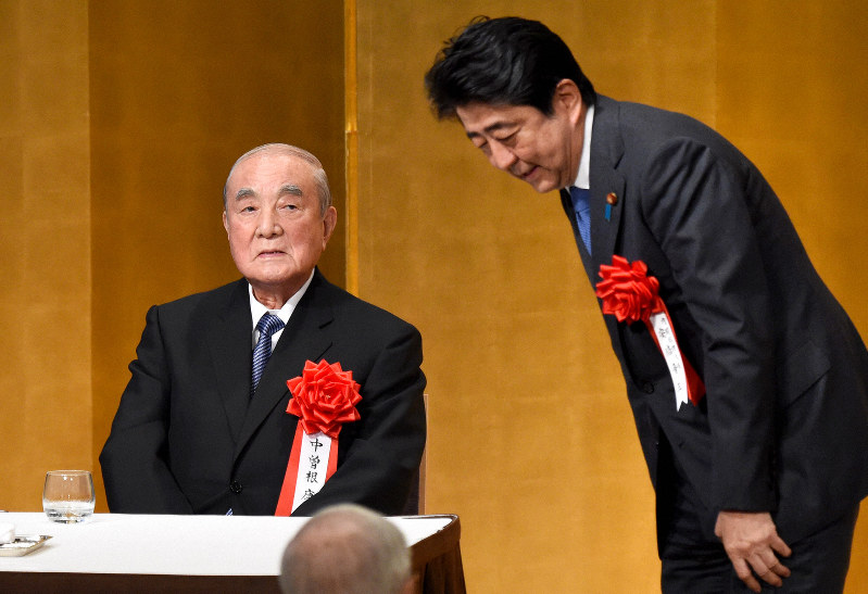「白寿を祝う会」に出席した安倍晋三首相(手前)を見つめる中曽根康弘元首相=東京都内のホテルで2017年5月15日、竹内紀臣撮影