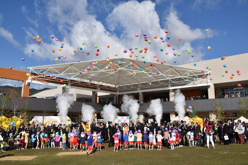 風船を飛ばして近江神宮外苑公園の開園を祝う子どもら=大津市二本松のブランチ大津京で2019年11月29日午前10時6分、成松秋穂撮影