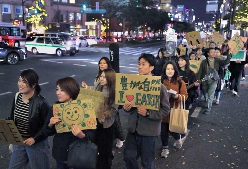 地球温暖化防止を訴えて行進する人たち=福岡市中央区で2019年11月29日午後5時44分、津村豊和撮影