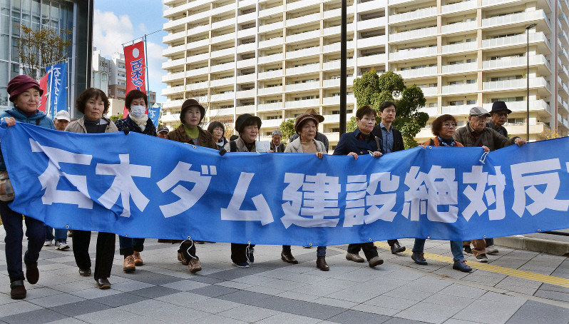 石木ダム訴訟の高裁判決を前に横断幕を掲げて裁判所に向かう水没予定地の住民ら=福岡市中央区で2019年11月29日午後0時38分、浅野孝仁撮影