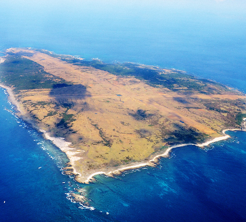 馬毛島=鹿児島県西之表市で2018年12月15日、本社ヘリから青木実撮影