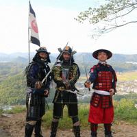 岐阜県可児市で「イクササイズ」を体験する番組の外国人リポーター(中央)ら=NHK提供